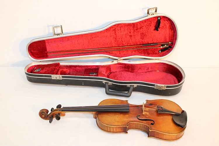 Early 4/4 violin and bow labeled Mathias Klotz Mittenwald A/Isar 1677. Estate fresh in a newer hard (1 of 9)