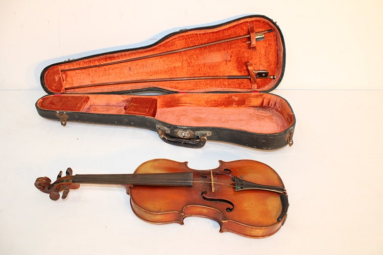 4/4 violin labeled Copie De Deconeti (Michel Venise 1742). Second label Deposee plus 2 bows, antique (1 of 10)