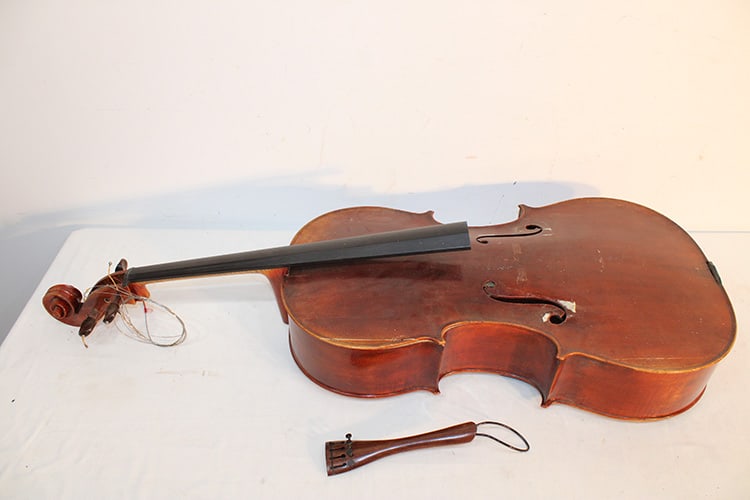 4/4 cello labeled Roderich Paesold Bubenreuth Anno 1977. very well made. Top plate need reattaching, (1 of 9)