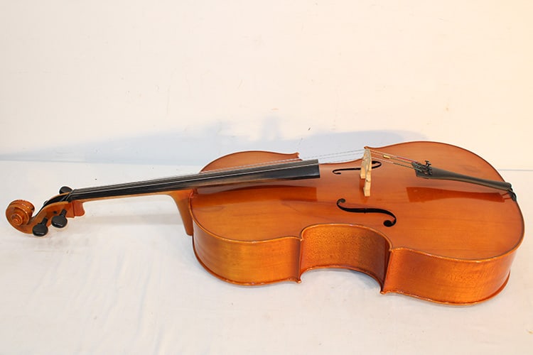 Fine labeled Samuel Eastman 4/4 cello in real nice condition. Has a soft carrying case.: Fine labeled Samuel Eastman 4/4 cello in real nice condition. Has a soft carrying case.