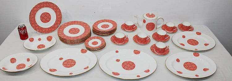 Beautiful set of Coalport fretwork Chinese red dish set (44 pieces). Setting for 8. Estate fresh in: Beautiful set of Coalport fretwork Chinese red dish set (44 pieces). Setting for 8. Estate fresh in nice condition. Missing (2) 6 1/4" plates and 1 cup.