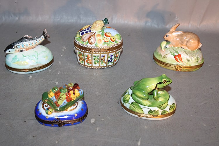 5 real nice Limoges trinket boxes with frog, fish, bunny, etc. All signed in fine condition, all: 5 real nice Limoges trinket boxes with frog, fish, bunny, etc. All signed in fine condition, all hand painted. Estate fresh. Most are 3" long.