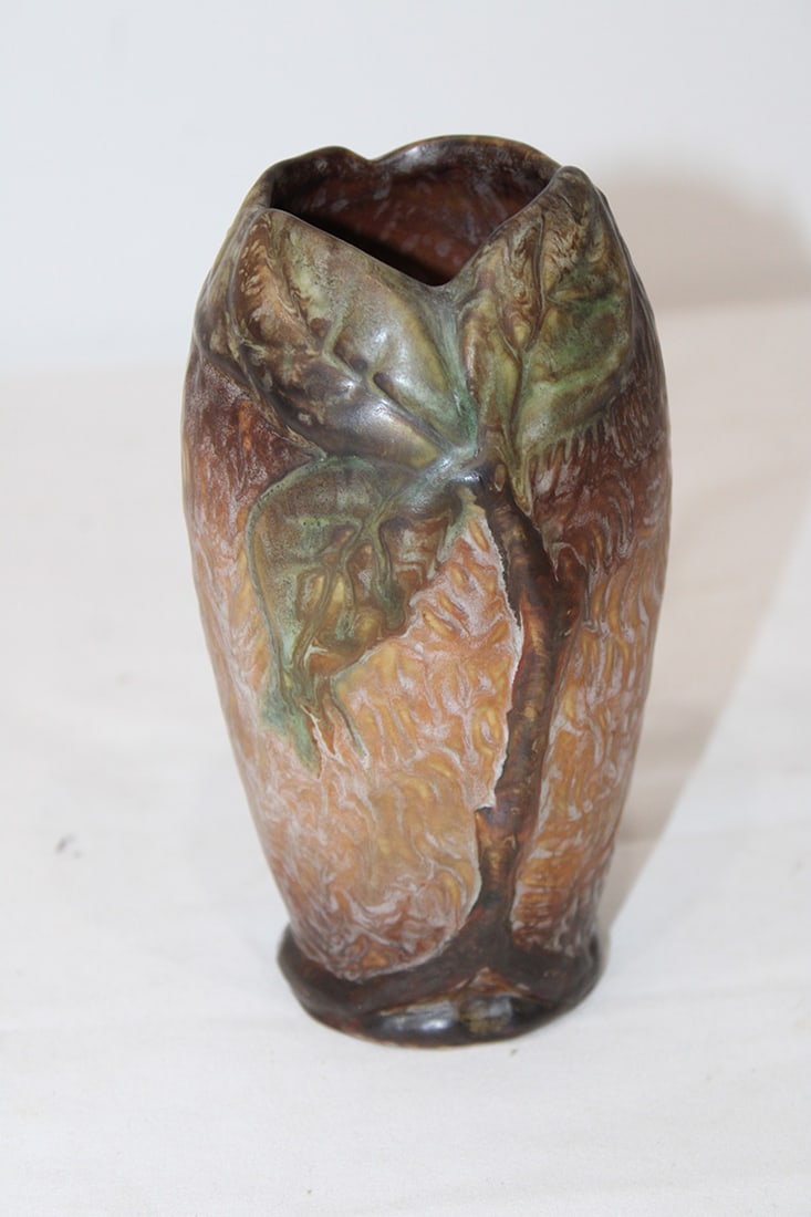 Rare signed Weller pottery Malvern vase. 1920-1930. Art deco, looks to be artist signed Si. Estate: Rare signed Weller pottery Malvern vase. 1920-1930. Art deco, looks to be artist signed Si. Estate fresh. 6" tall.