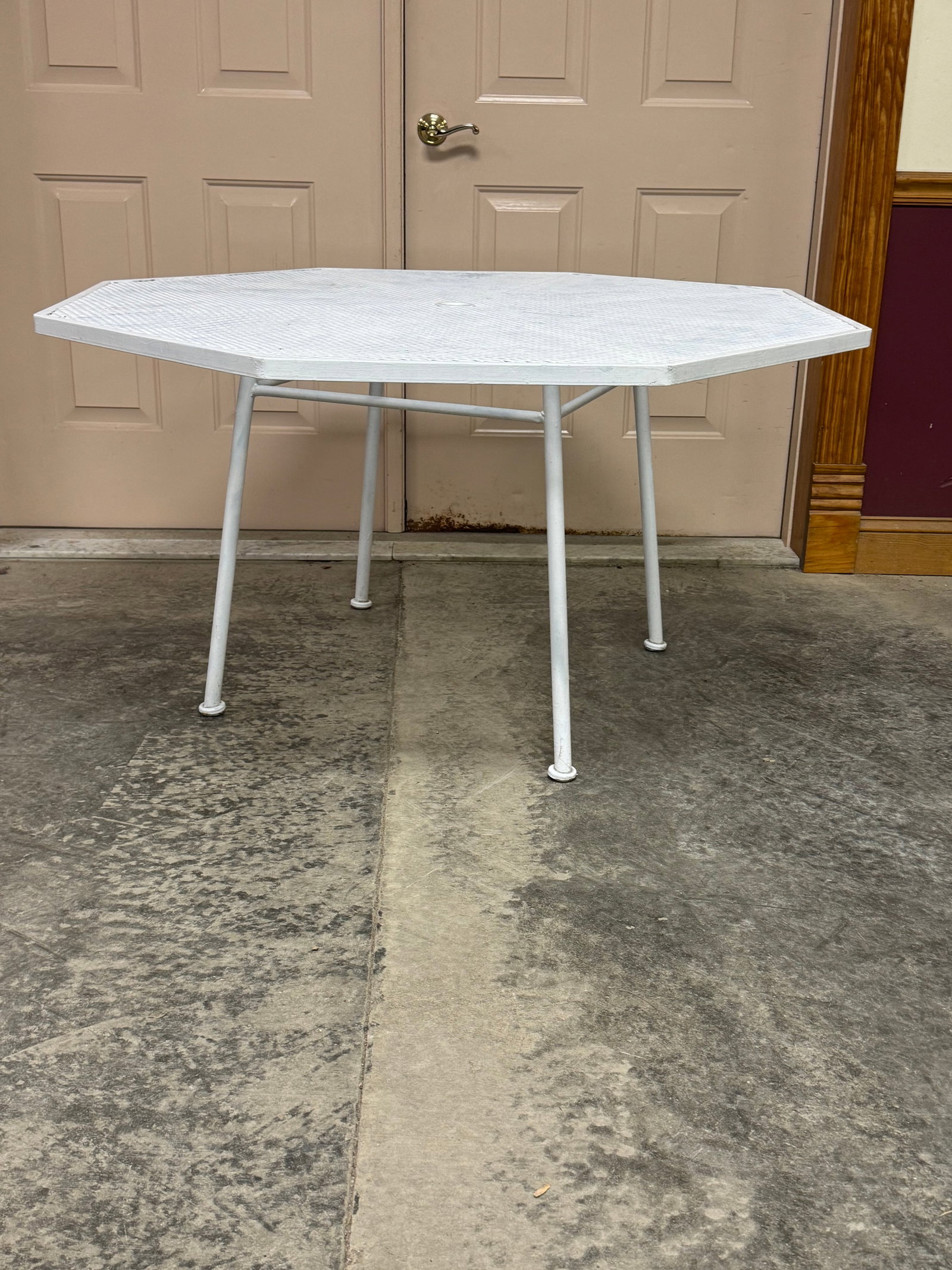 Rare Russel Woodard Octagon Sculpture Patio Table: Rare Russel Woodard octagon sculpture patio table. It has the original fitted bad weather cover (when would you ever find that). 48" wide, 26" tall.