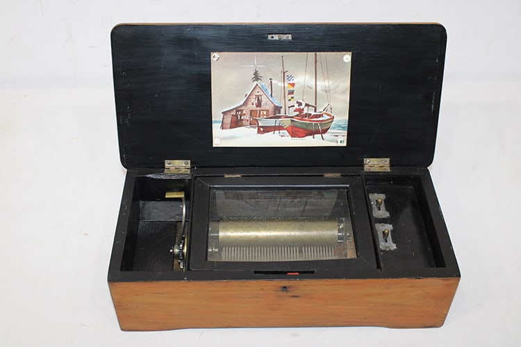 Clean Cylinder Music Box (Working) (1 of 5)