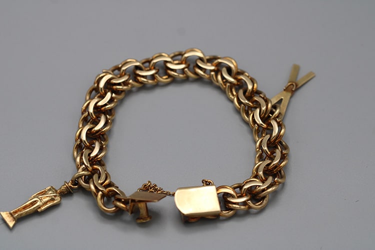 Heavy 14K Gold Bracelet & Charms 28.3 Dwt.: Heavy 14K Gold Bracelet & Charms 28.3 Dwt. Multiple link gold chain, ski charm ect. Nice condition from the Vermont estate.
