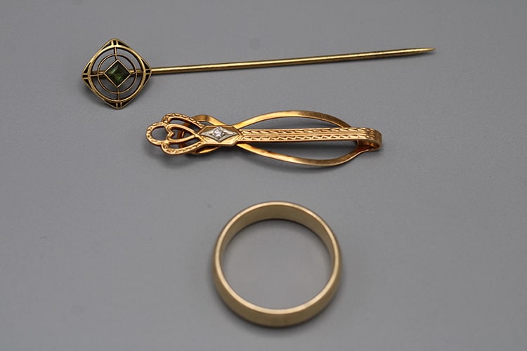 3 Pieces of 14K Gold - Stick Pin, Wedding Band, & Tie Clip (8.4 Dwt): 3 Pieces of 14K Gold - Stick Pin, Wedding Band, & Tie Clip (8.4 Dwt). With a small diamond chip. Vermont estate.