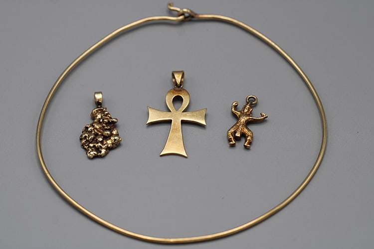 Group of 10K Gold Including Pendant ect. 14.2 Dwt.: Group of 10K Gold Including Pendant ect. 14.2 Dwt. Including chunk pendant, cross (14K hanger). Vermont estate.