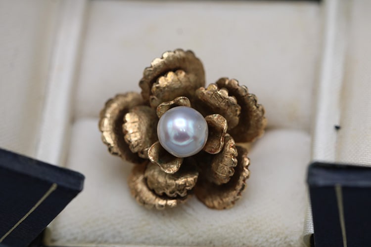 10K Gold Floral Shape Ring with a Pearl 8.2 Dwt.: 10K Gold Floral Shape Ring with a Pearl 8.2 Dwt. Approximate size 5, Nice condition. Vermont estate.