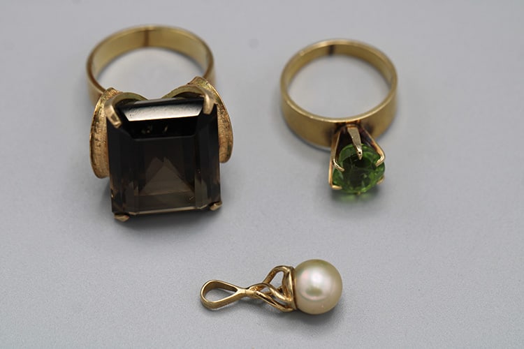 2 Large 10K Gold Rings & Pearl Earrings: 2 Large 10K Gold Rings & Pearl Earrings. Total of all three 10.6 Dwt. Bigger one is approximate size 6.5, smaller one is size 5. Vermont estate.