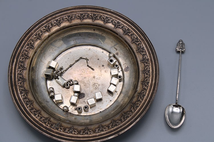 Sterling Bowl, Spoons, etc. 4.28 ozt.: Sterling Bowl, Spoons, etc. 4.28 ozt. Necklace is all apart. Estate fresh.