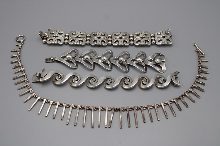 4 Nice Sterling Silver Bracelets & Necklaces 10.25 ozt.: 4 Nice Sterling Silver Bracelets & Necklaces 10.25 ozt. Nice condition, 2 signed Mexico with designer initials. Estate fresh.