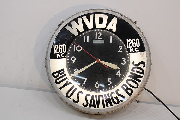 Vintage Radio Station Light Up Advertising Clock (1 of 4)