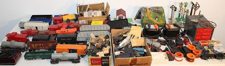 Lots of Vintage Lionel Trains and Accessories (1 of 9)
