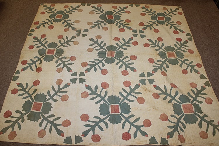 Nice Handmade Antique Quilt with a Floral Design (1 of 3)
