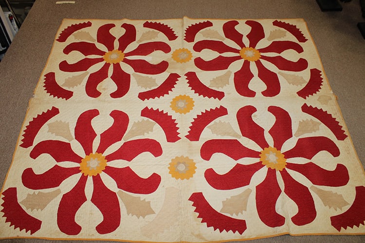 Handmade Antique Quilt "Princess" Feather Style Pattern (1 of 7)