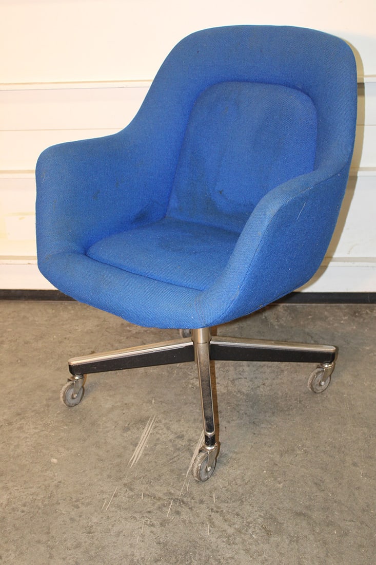 Max Pearson Swivel Executive Desk Chair for Knolls: Max Pearson Swivel Executive Desk Chair for Knolls. Signed and dated March 4, 1976 on blue label underneath. Upholstery has no rips or holes, estate fresh (does need a good cleaning). 26" wide, 35"