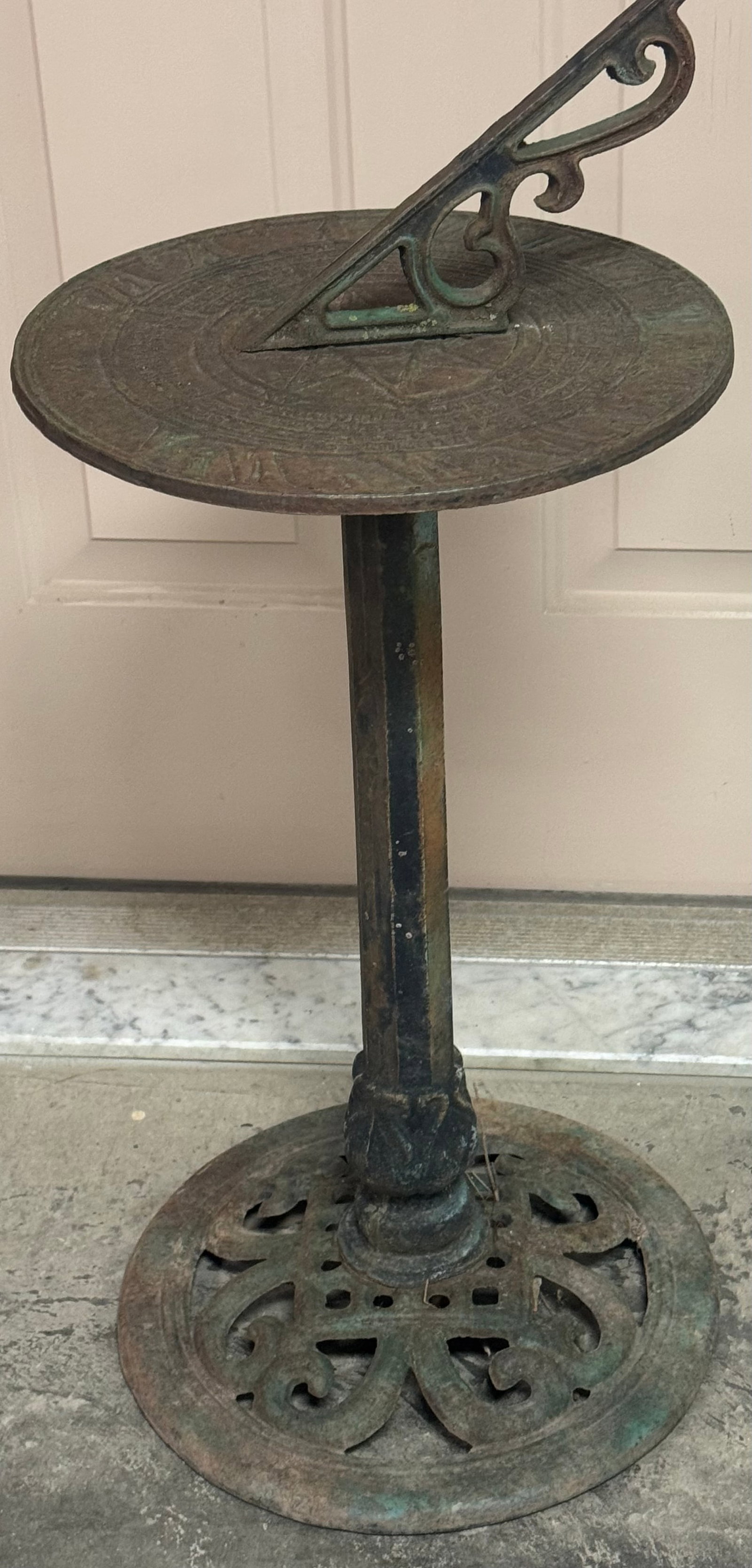 nice vintage cast iron sundial (1 of 4)