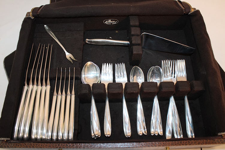 37 Piece Sterling Flatware Set Reed & Barton Silver Sculpture 35 Ozt Plus 12 Weighted: 37 piece sterling flatware set Reed & Barton silver sculpture 35 ozt plus 12 weighted. Very clean, no monograms. Complete setting for 6 minus 1 butter knife. 35.7 ozt plus 12 weighted. Estate fresh.