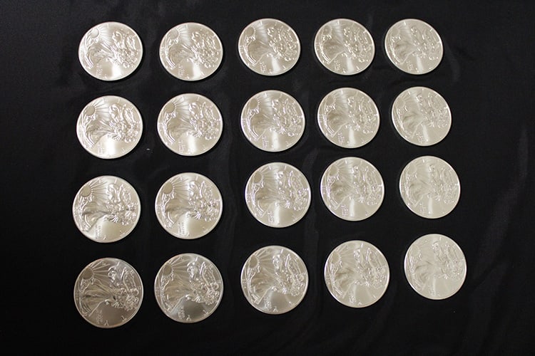20 Uncirculated Silver American Eagle (2014): 20 uncirculated silver American Eagle (2014). 20 oz of fine silver, each coin is untouched in a US Treasury tube (from Am. Gold Exchange). Williamstown estate.