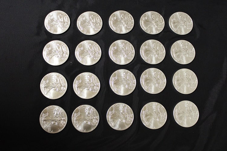 20 Uncirculated Silver American Eagle (2014): 20 uncirculated silver American Eagle (2014). 20 oz of fine silver, each coin is untouched in a US Treasury tube (from Am. Gold Exchange). Williamstown estate.