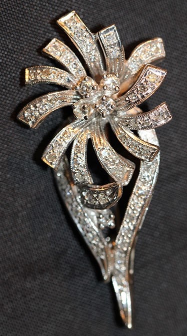 Fabulous 14K White Gold Pin With Dozens Of Diamonds 6 Dwt: Fabulous 14k white gold pin with dozens of diamonds 6 dwt. Has a spectacular look in nice condition. Monterey estate. Appr. 2" long.