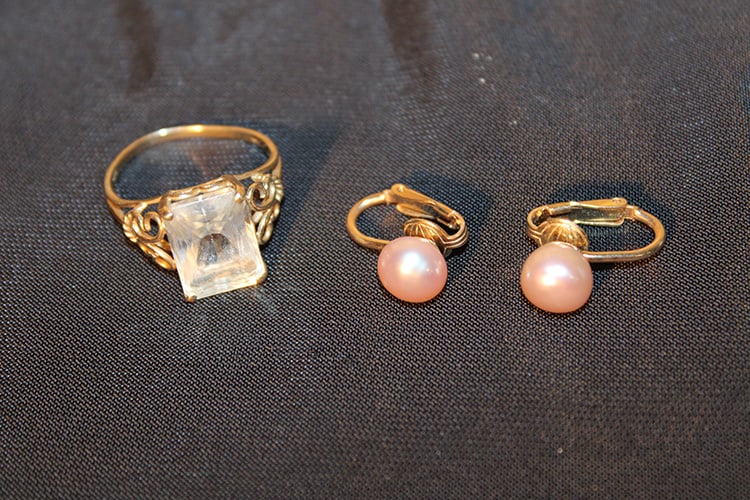 14K Ring And (2) 14K Pearl Earrings 5.1 Dwt (1 of 4)