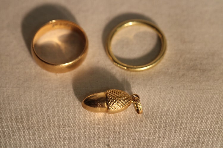 Group Of 18K Gold 2 Rings And Acorn Pendant 3.5 Dwt (1 of 3)