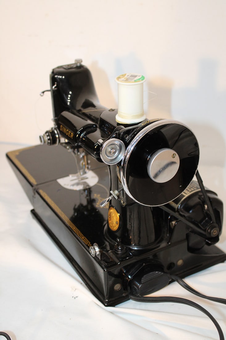 Clean Singer Featherweight Sewing Machine - 3