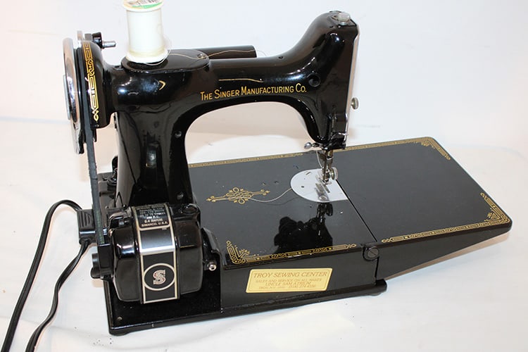 Clean Singer Featherweight Sewing Machine - 4