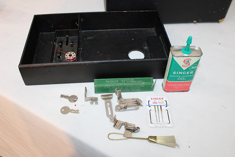 Clean Singer Featherweight Sewing Machine - 5