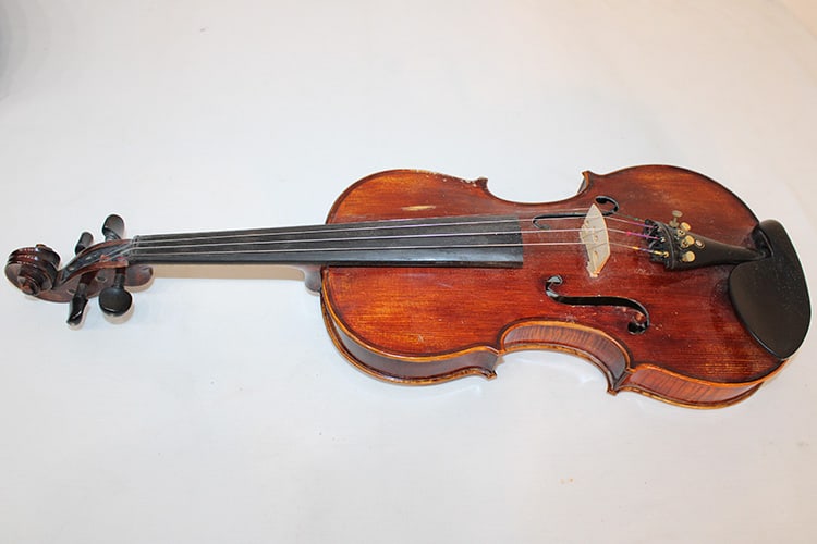 Old 4/4 Violin Labelled P. Robert Penzel #21 Markneukirchen /51927: Old 4/4 Violin Labelled P. Robert Penzel #21 Markneukirchen /51927. One piece flamed back with bow and a fuax leather alligator case.
