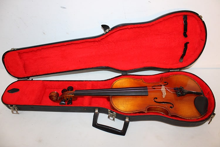 3/4 Violin Marked Sam Ash 1524 on the back: 3/4 Violin Marked Sam Ash 1524 on the back. Nice condition, marked Stradivarius, made in Czechoslovakia on the inside, comes with a hard case. Estate fresh, 22.5" long.