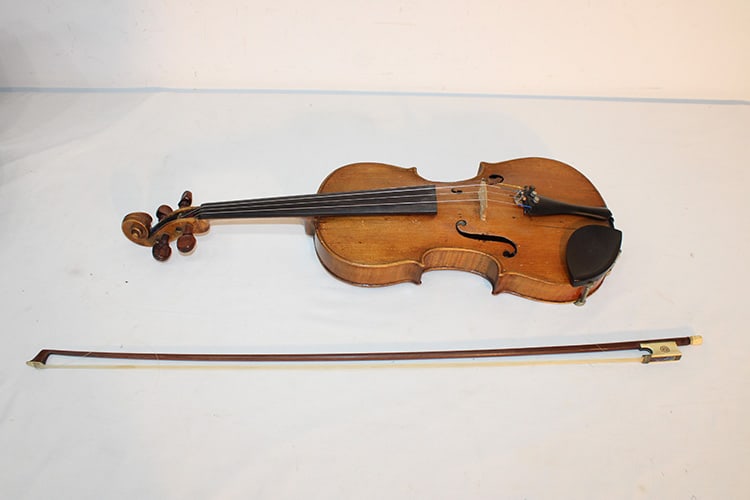 4/4 Violin Labeled Paulus Castello fecit Genuae Anno 1776: 4/4 Violin Labeled Paulus Castello fecit Genuae Anno 1776. With grafted scroll, has a case and bow, has some repaired top cracks (see photo).