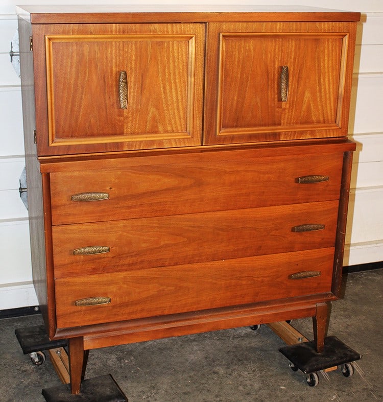 Mid-Century Modern Tallboy with Linen Pressed Drawers on Top: Mid-Century Modern Tallboy with Linen Pressed Drawers on Top. Possibly Drexel or Hendredon furniture, numbered on the back. In nice condition (normal wear), estate fresh. 41" wide X 47" tall X 18" dee