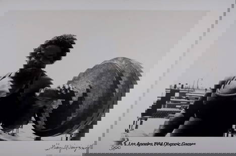 Garry Winogrand : Los Angeles Olympic 1984 - Hand-signed: Garry Winogrand (1928-1984)Los Angeles Olympic 1984Large original Offset lithograph poster on Parsons Diploma Parchment.Hand-signed lower right marginEdition of 750.Size of the sheet: 64.5 × 91 cm /