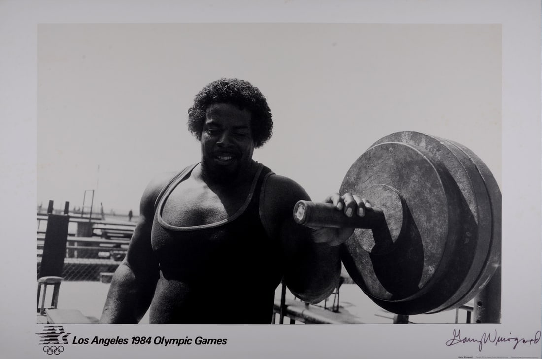 Garry Winogrand : Los Angeles Olympic 1984 - Hand-signed: Garry Winogrand (1928-1984)Los Angeles Olympic 1984Large original Offset lithograph poster on Parsons Diploma Parchment.Hand-signed lower right marginEdition of 750.Size of the sheet: 64.5 × 91 cm /