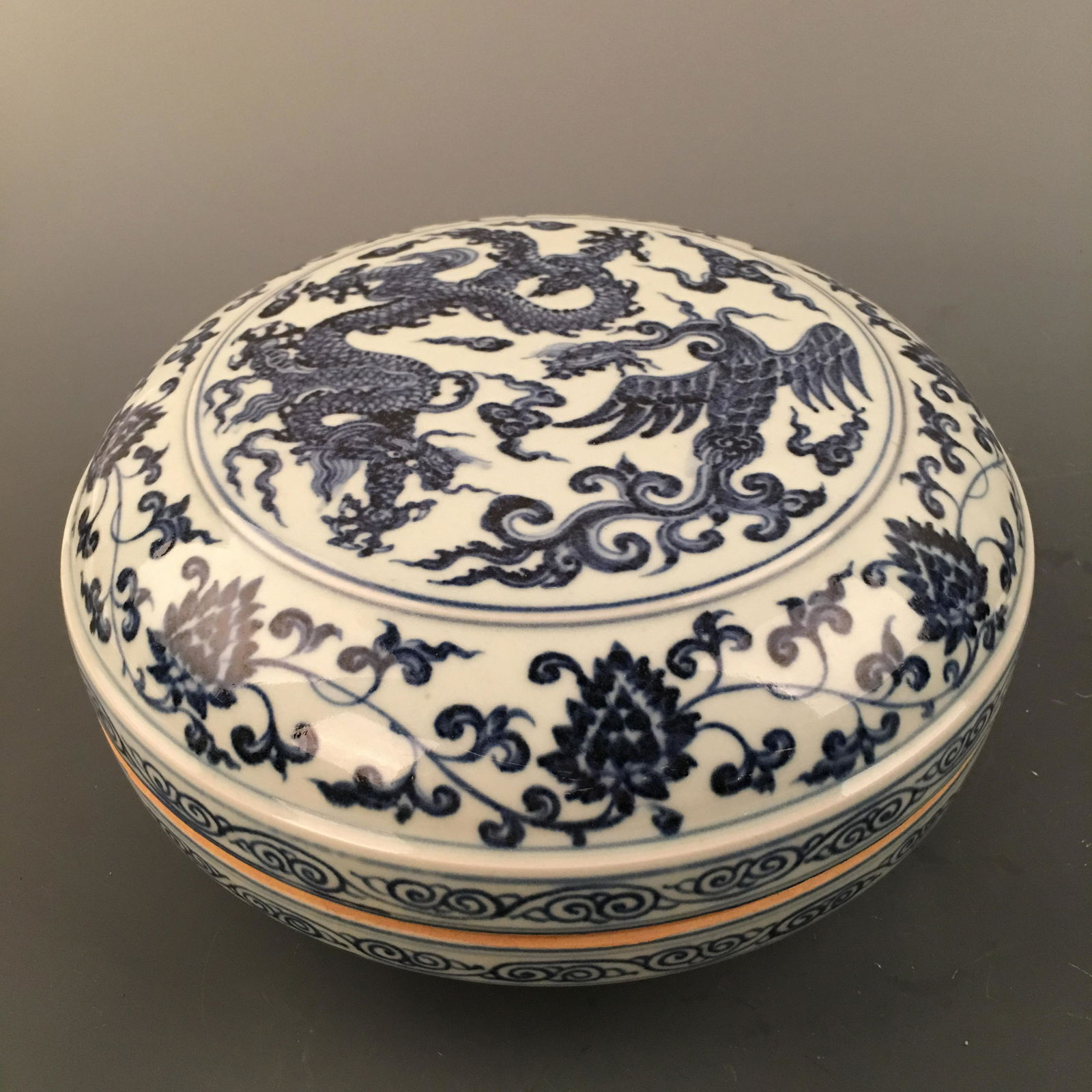 Chinese Blue-White 'Dragon & Phoenix' Round Box and (1 of 6)