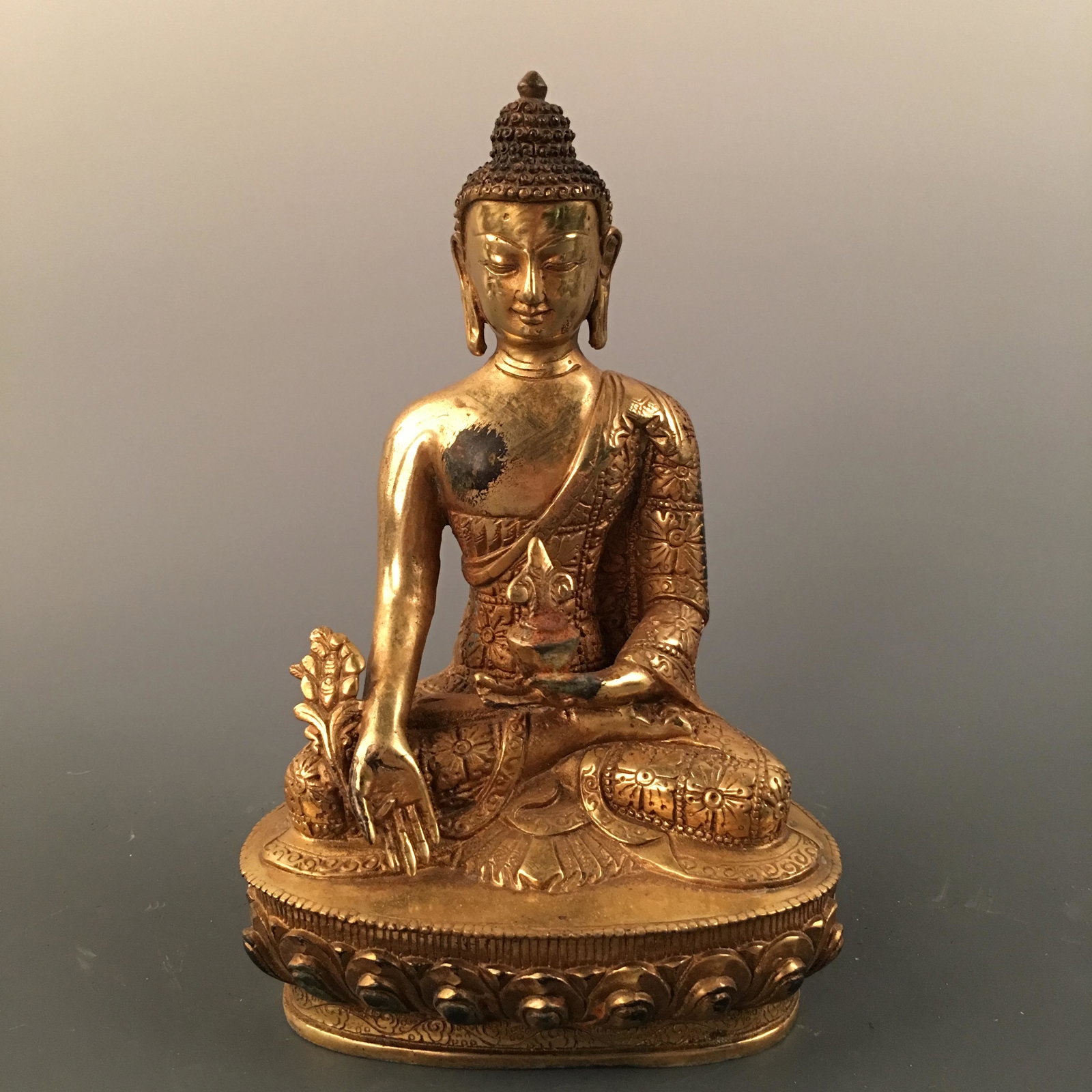 Chinese Gilt Bronze Buddha Statue: Chinese Gilt Bronze Buddha Statue 8-1/4'' H; 5-3/8'' W; 1178 g Shipping: We are able to pack and ship this item to an address in the United States for $35.00 via UPS Ground or USPS Priority Mail. Trac