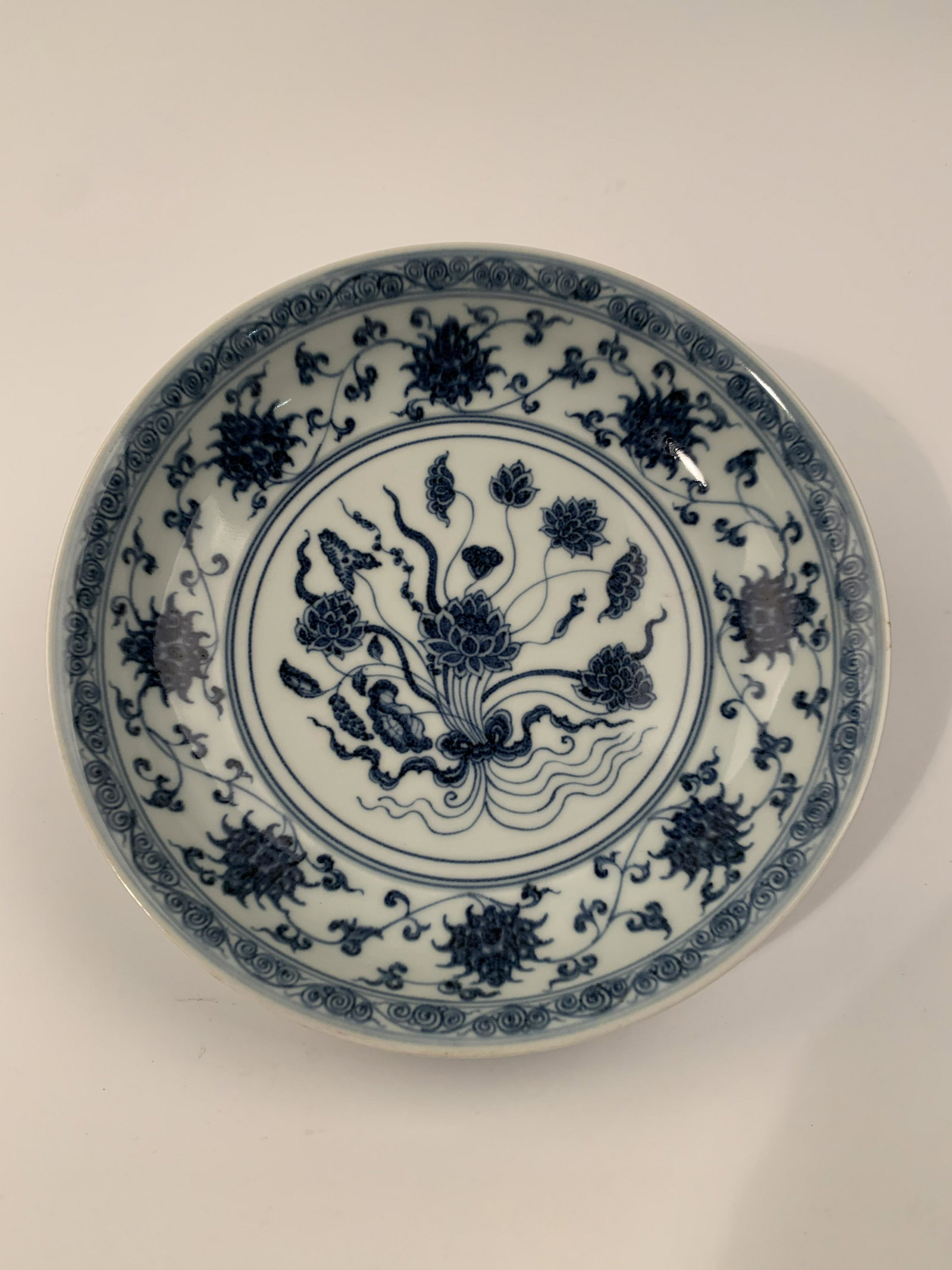 Chinese Ming Blue and White Dish Xuan De Mark: Chinese Ming Blue and White Dish Xuan De Mark 2'' H 9-1/2'' W 1.4 lb Shipping: We are able to pack and ship this item to an address in the United States via UPS Ground or USPS Priority Mail for $35.07