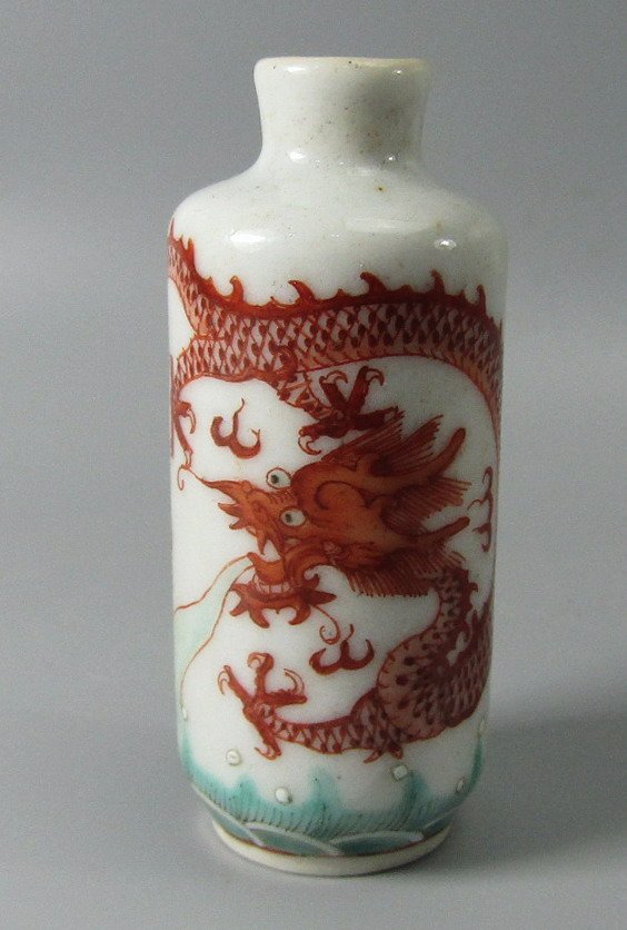 Chinese Red Dragon snuff bottle in Qing Dynasty (1 of 8)