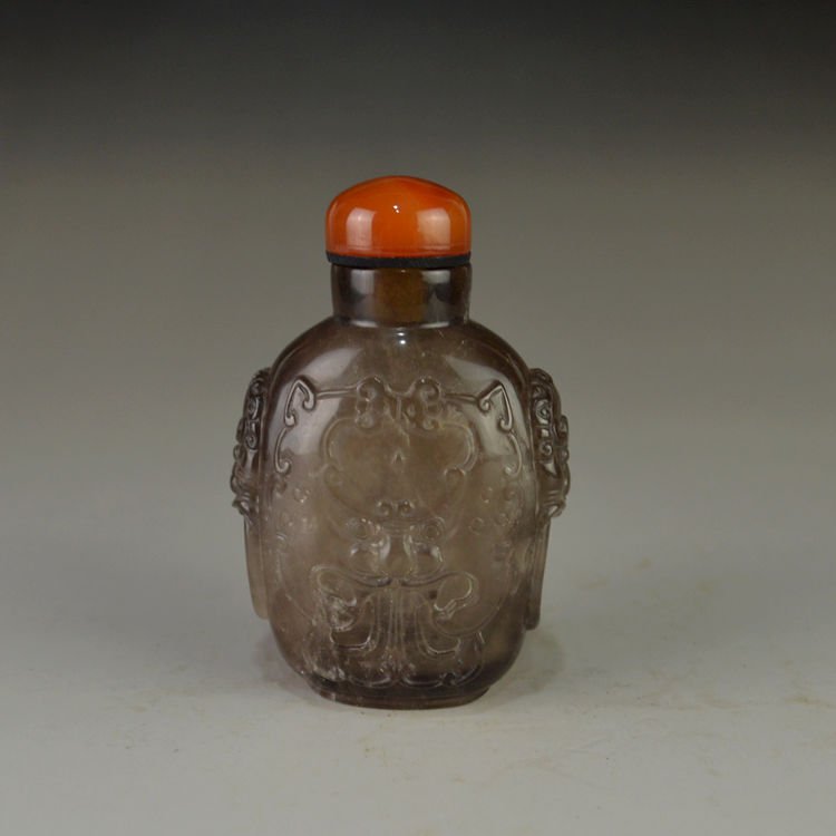 Chinese Qing Dynasty crystal carving snuff bottle (1 of 10)