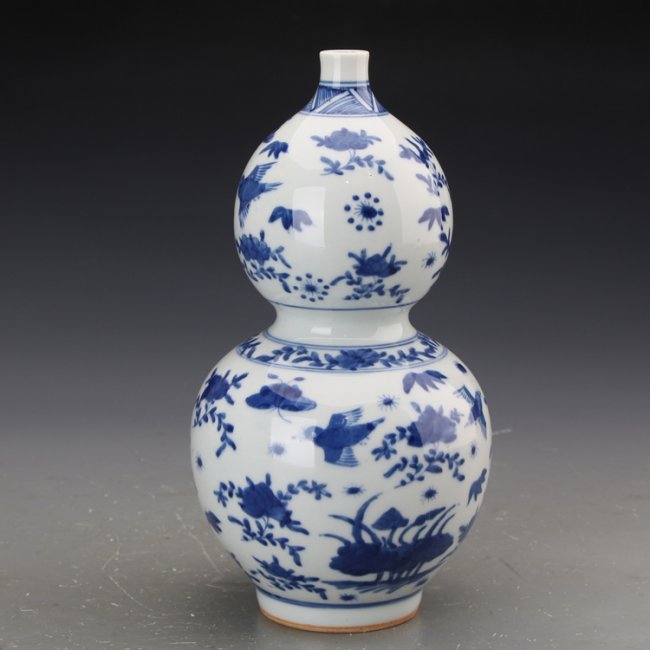 China Qing Dynasty porcelain gourd bottle (1 of 8)