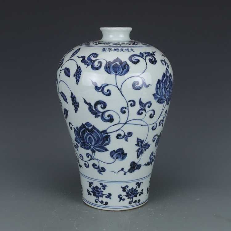 Chinese Ming Dynasty cyan bottle: Dimensions; height 29cm(11.4 in) caliber 5cm(2 in) bottom diameter 11cm(4.3 in)