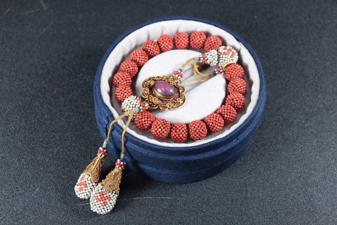 Palace Coral Pearl Bracelet of Qing Dynasty in China (1 of 9)