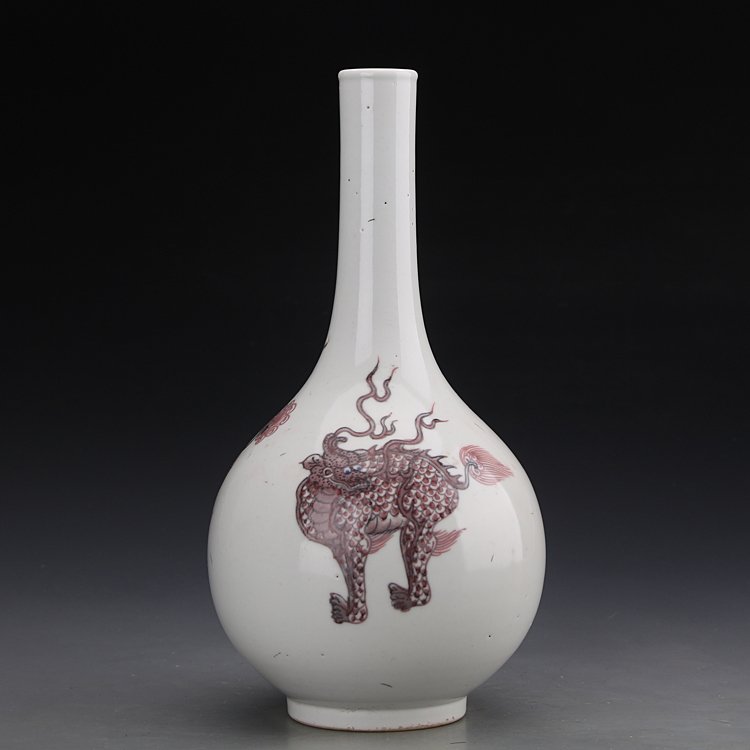 Chinese Qing Dynasty animal pattern porcelain bottle (1 of 9)