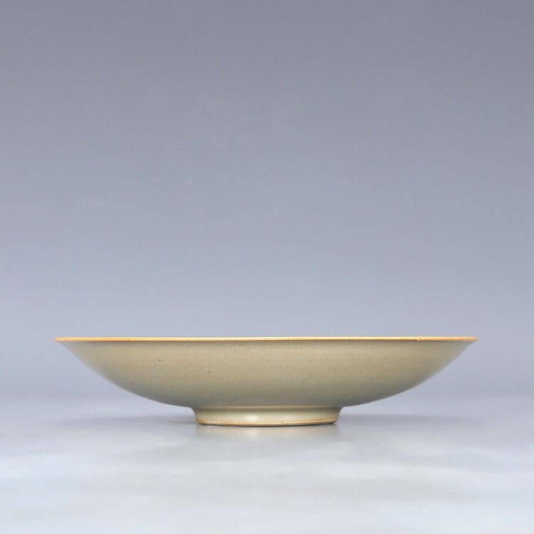 Longquan kiln green glaze plate in Song Dynasty (1 of 7)