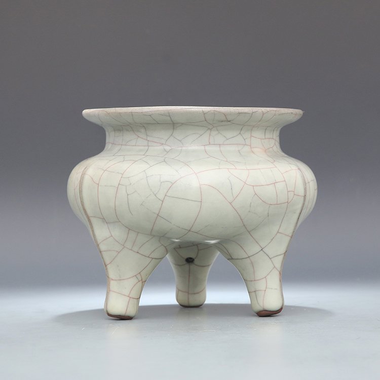 Song Dynasty green glaze three-foot incense burner (1 of 8)