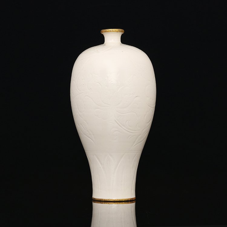 Song Dynasty white glazed peony pattern Phnom Penh bott (1 of 9)