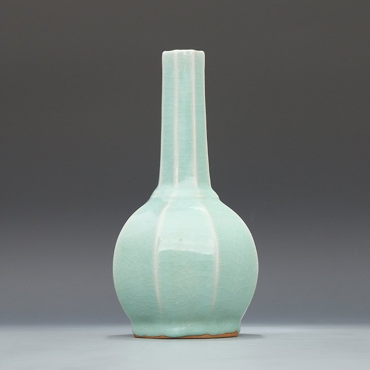 Song Dynasty green glaze porcelain bottle (1 of 8)